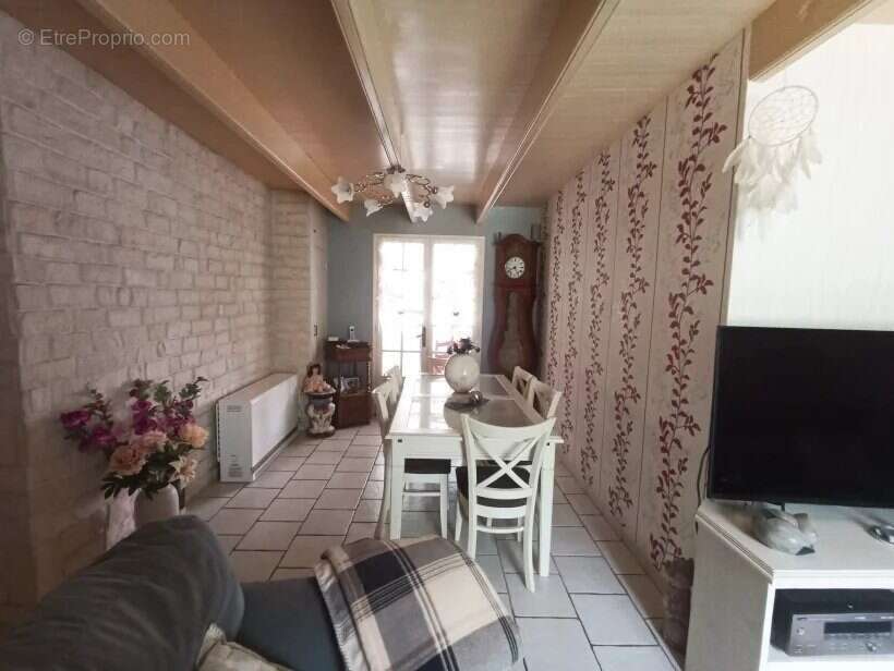                  Salle à manger - Maison à SAINT-JOACHIM