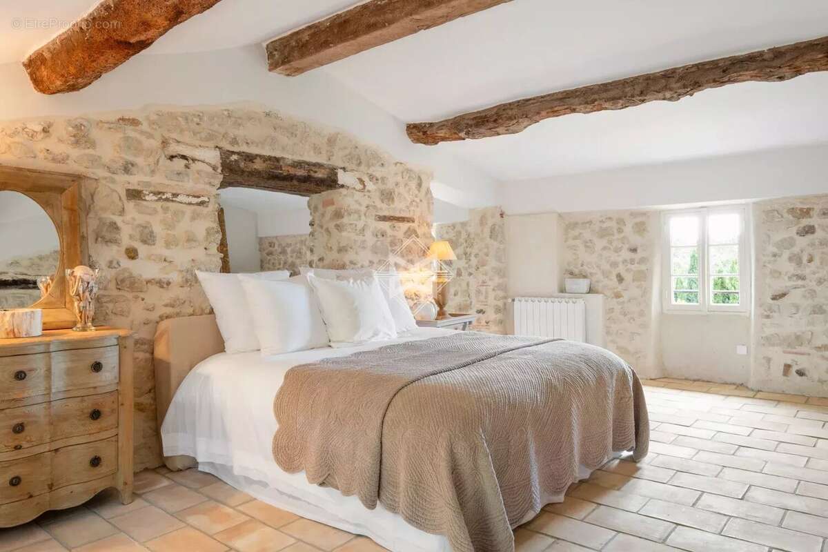 Maison à CHATEAUNEUF-GRASSE