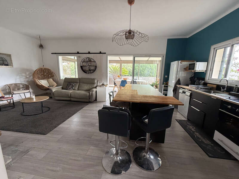 Villa rénovée vue mer à vendre LES ISSAMBRES (83) - photo 10