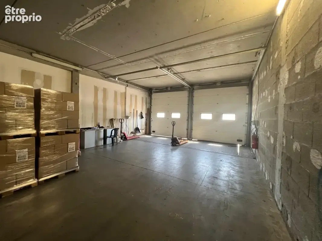 Commerce 1 165 m² à vendre à Saint-Quentin-Fallavier (38070) - photo 2