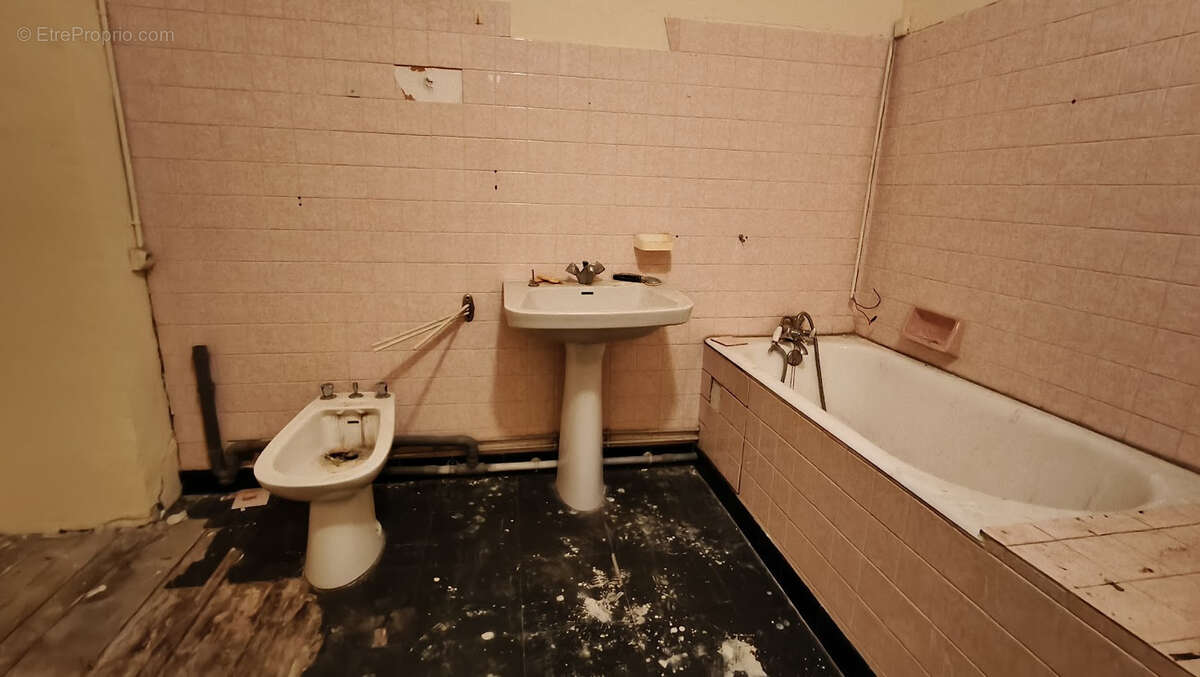 Commerce à SAINT-CHRISTOLY-DE-BLAYE