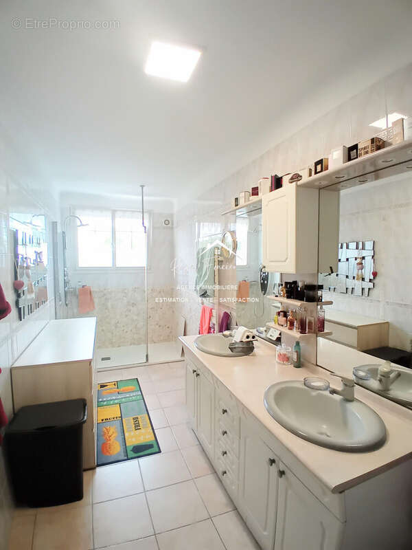 Salle d&#039;eau récente  avec WC  - Maison à CHATELLERAULT