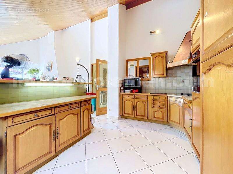 Appartement_T3_Annemasse_belle_superficie_prox_frontière_Suisse_tram_Ceva_direction_GENEVE_Frontaliers_Salon_Séjour_Cuisine