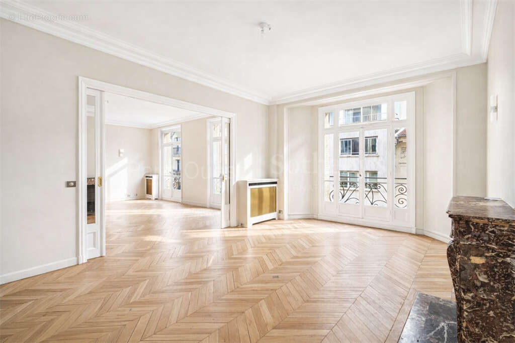Appartement à PARIS-16E