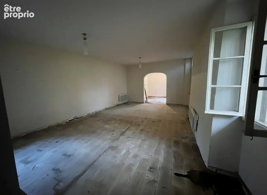 Dans un village avec bar/resto, maison à rénover, beau potential, gros travaux déjà effectué - photo 8