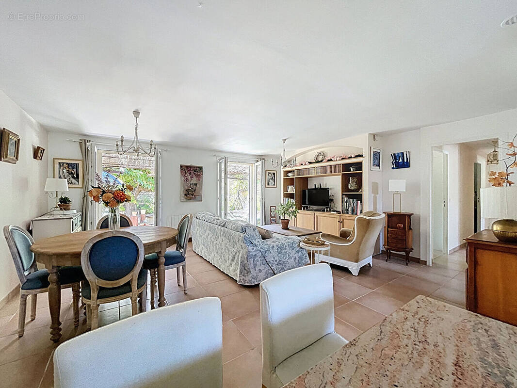 Maison à LE PUY-SAINTE-REPARADE