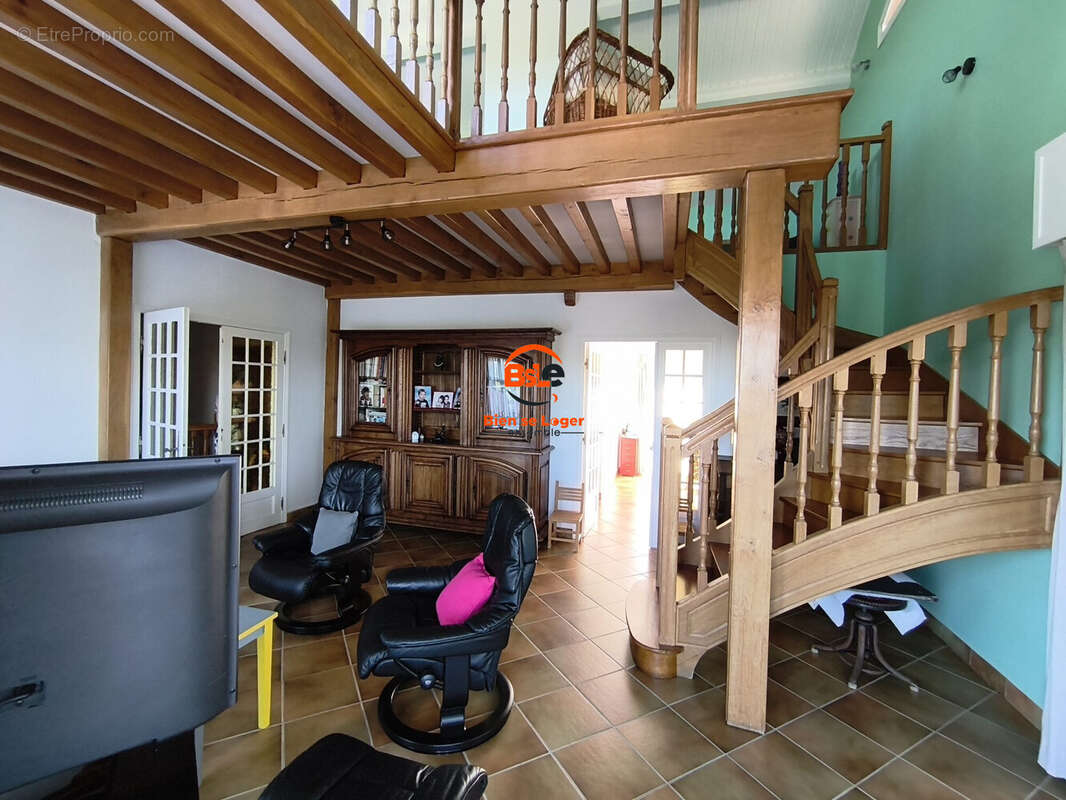 A vendre, grande villa 4 chambres Moissat - Agence Immobilière BSLE PONT DU CHATEAU  - Maison à MOISSAT