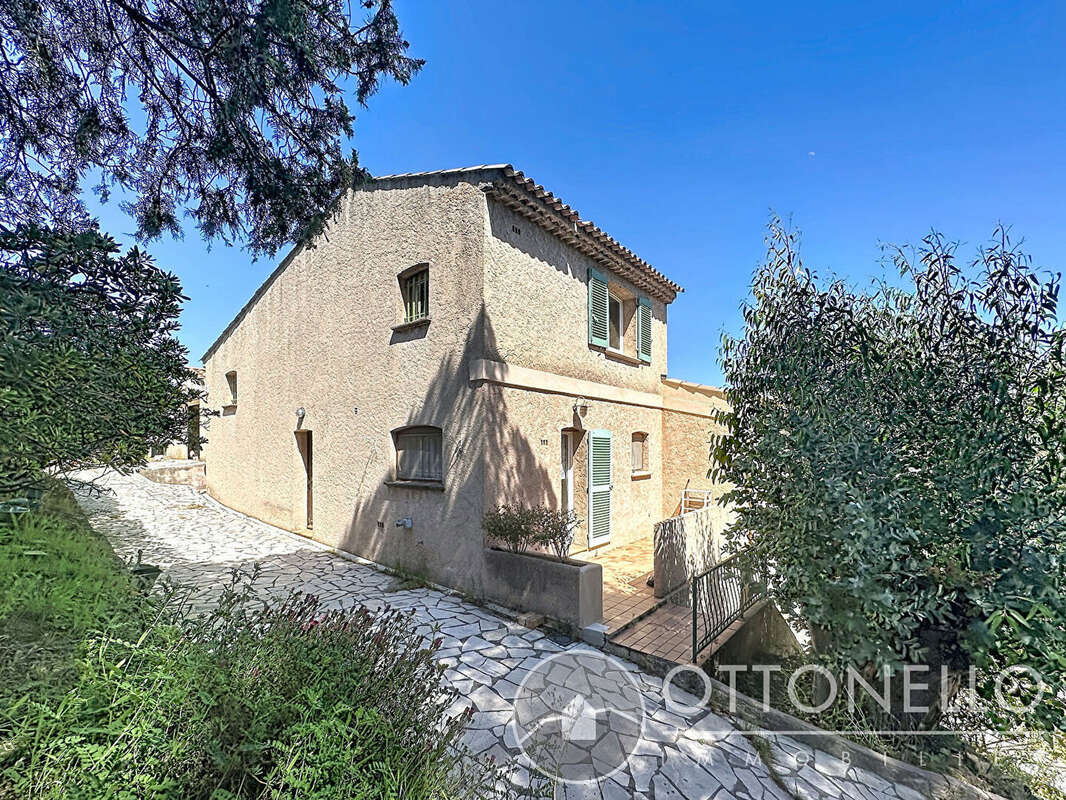 Maison à ROQUEBRUNE-SUR-ARGENS