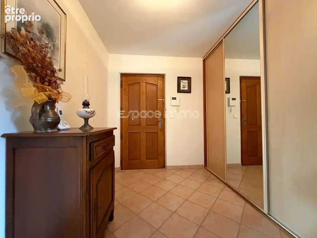 Appartement t5 - 112m² - 2 chambres - rez de jardin - garage - place de stationnement - cave - photo 2