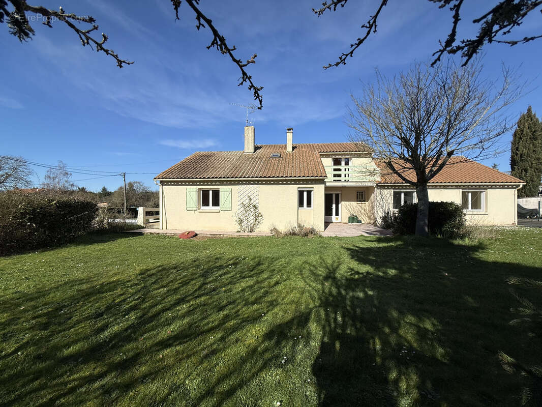Maison à FONTAINE-LE-COMTE