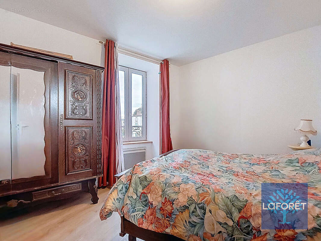 Immeuble de rapport avec local commercial et appartement Centre-bourg - photo 5