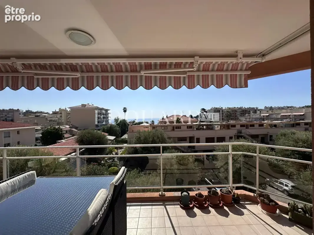 Dans immeuble de standing avec piscine, en exclusivité trois pièces avec vaste terrasse et garage - photo 5