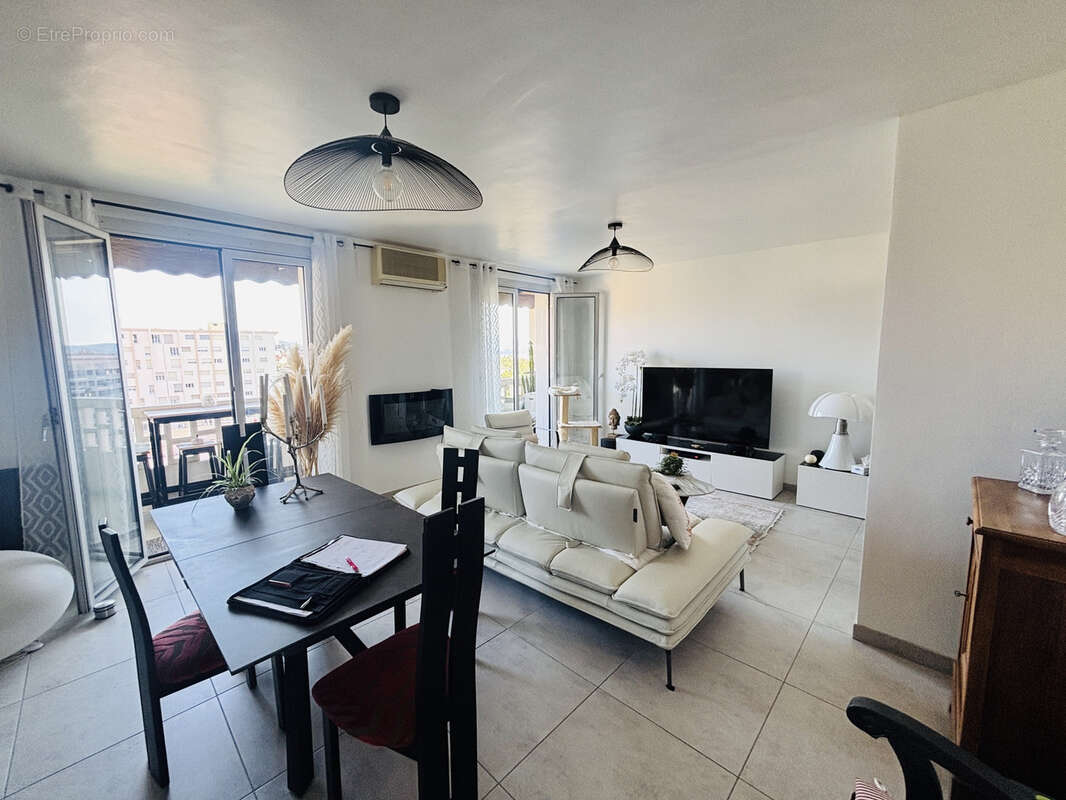 Toulon Mourillon, Appartement T4 rénové entièrement en dernier étage avec ascenseur, vue dégagée mer - photo 3