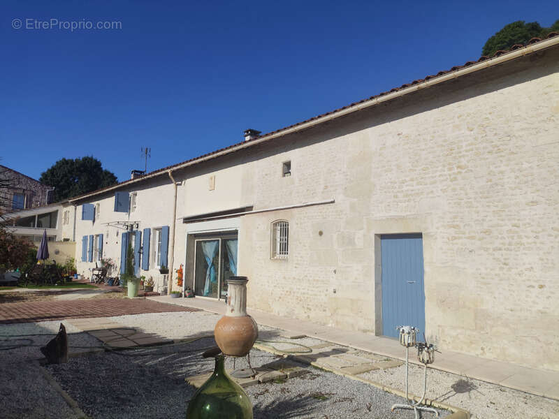 Charentaise rénovée 8 pièces – 300 m² – Preguillac - photo 2