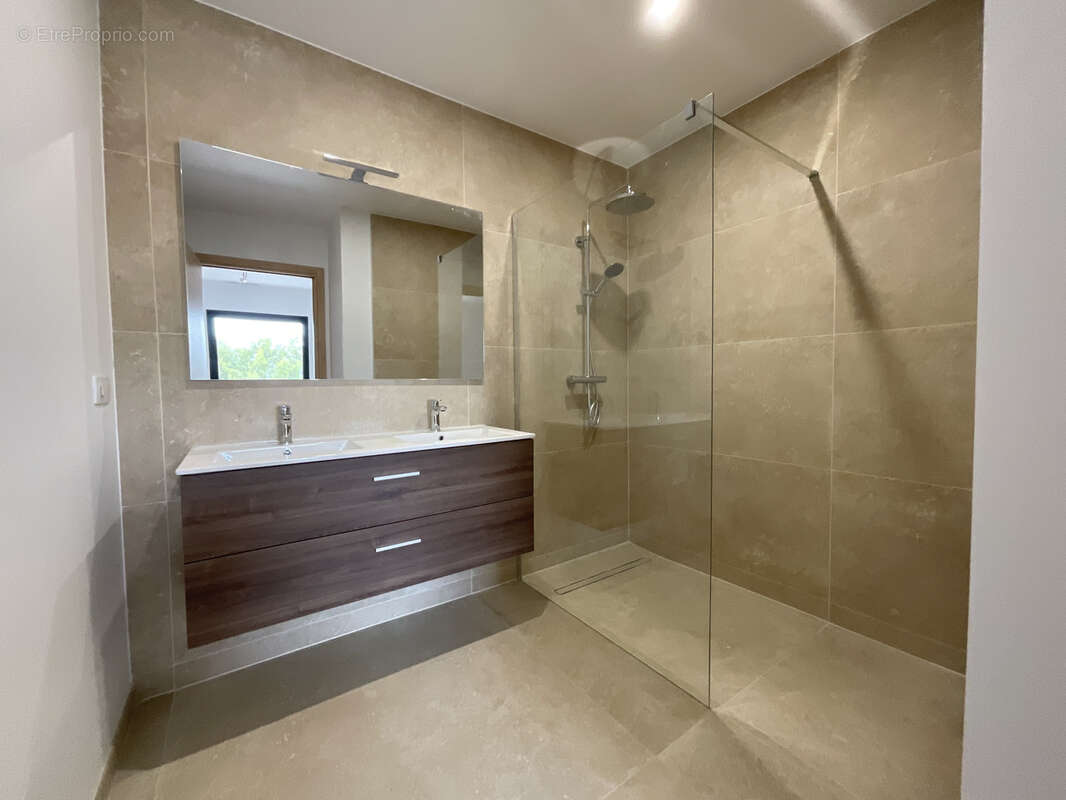 Maison à LE PUY-SAINTE-REPARADE