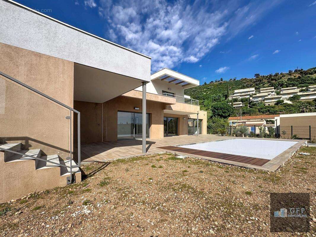 Villa contemporaine avec piscine et vue mer au Lavandou – Quartier La Fossette - photo 2