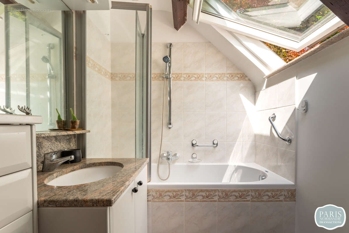 Maison à LE MESNIL-ESNARD