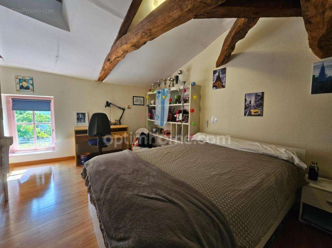 Maison charentaise de 232 m², 6 chambres, un bureau, piscine et un garage de 90 m² - LINARS (16) - photo 11