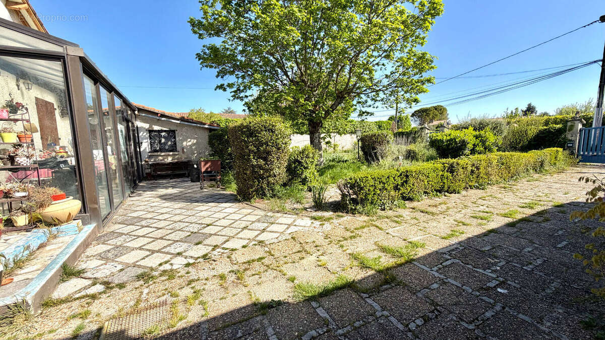 Maison à ENTRAIGUES-SUR-LA-SORGUE