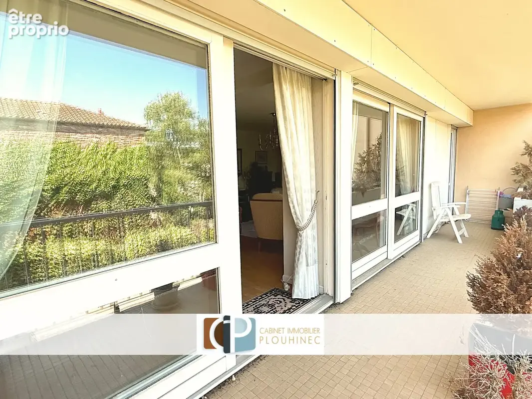 Emplacement recherché pour cet appartement avec terrasse, parking et cave dans résidence sécurisée à Mâcon - photo 4