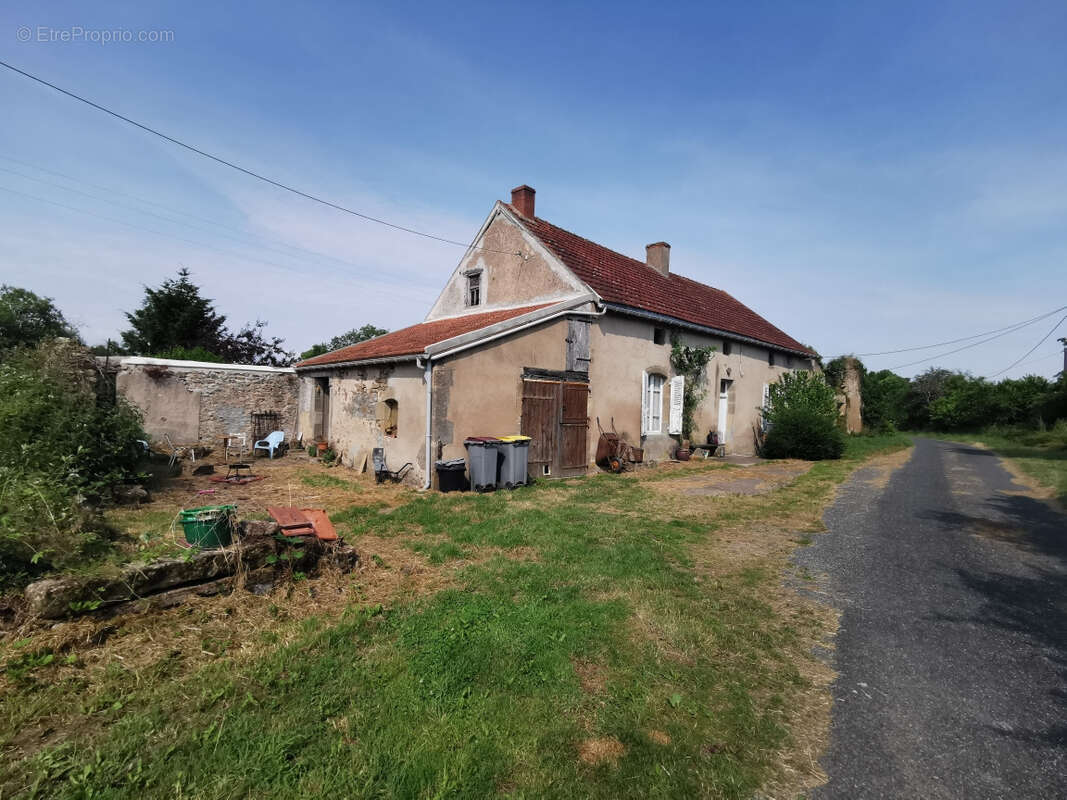 Maison à SAINT-PRIEST-EN-MURAT
