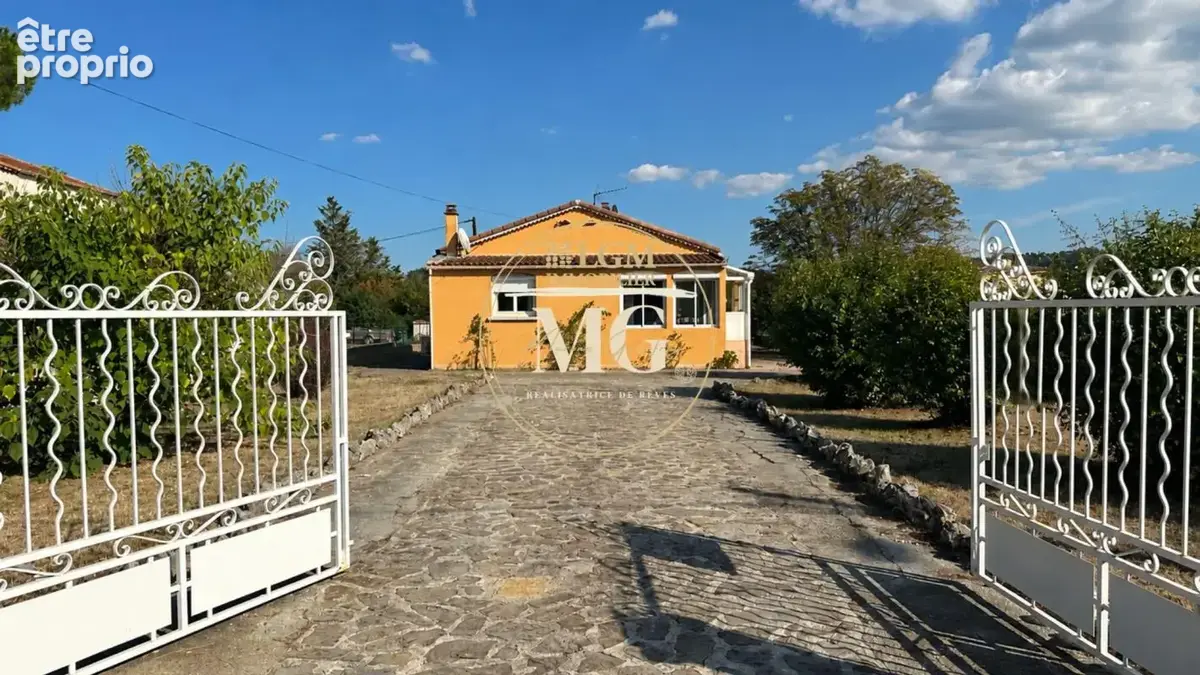Photo Maison à Saint-Julien-Les-Rosiers au prix de 239 000€