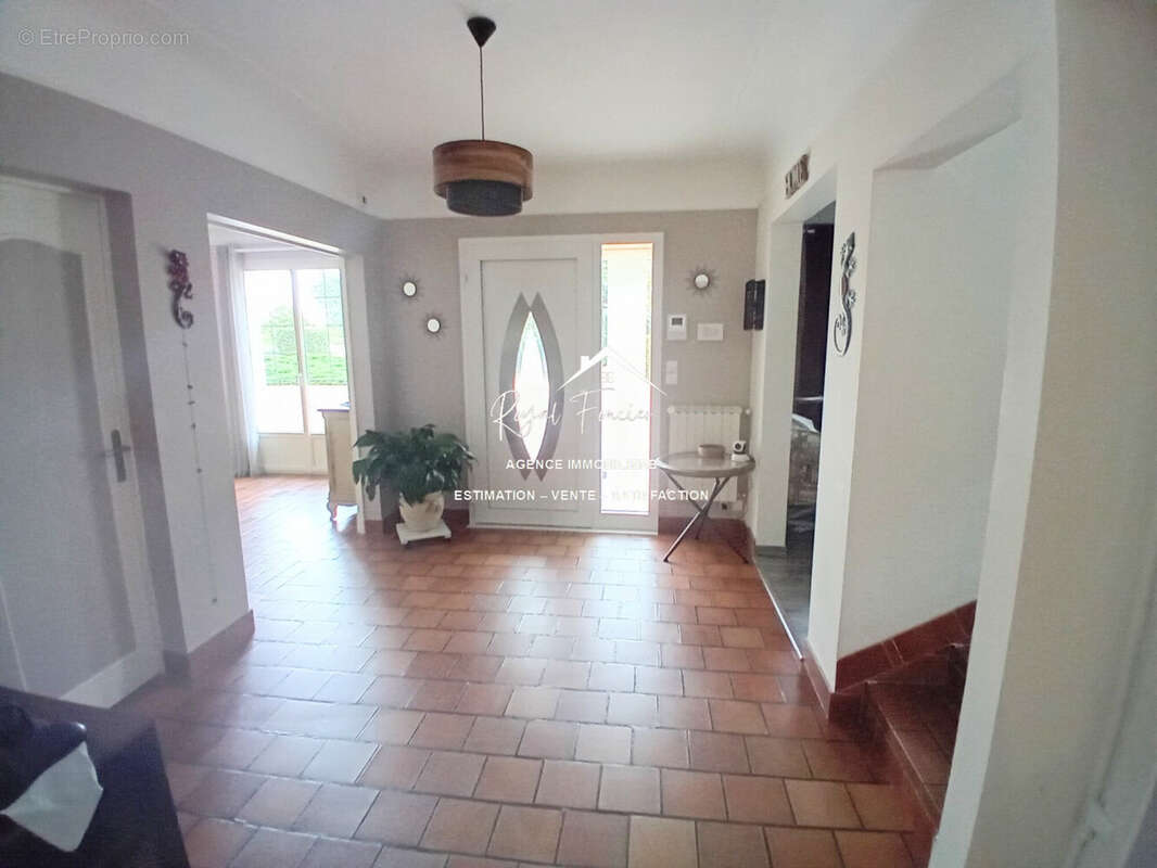 Entrée spacieuse - Maison à CHATELLERAULT