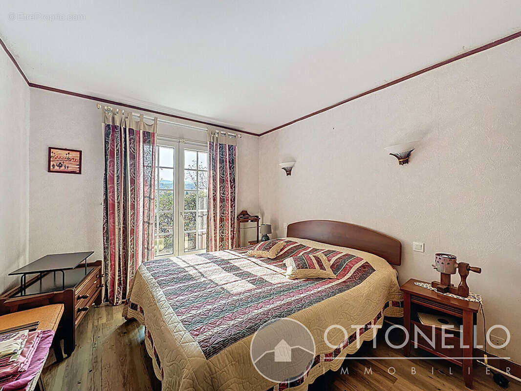 Maison à ROQUEBRUNE-SUR-ARGENS