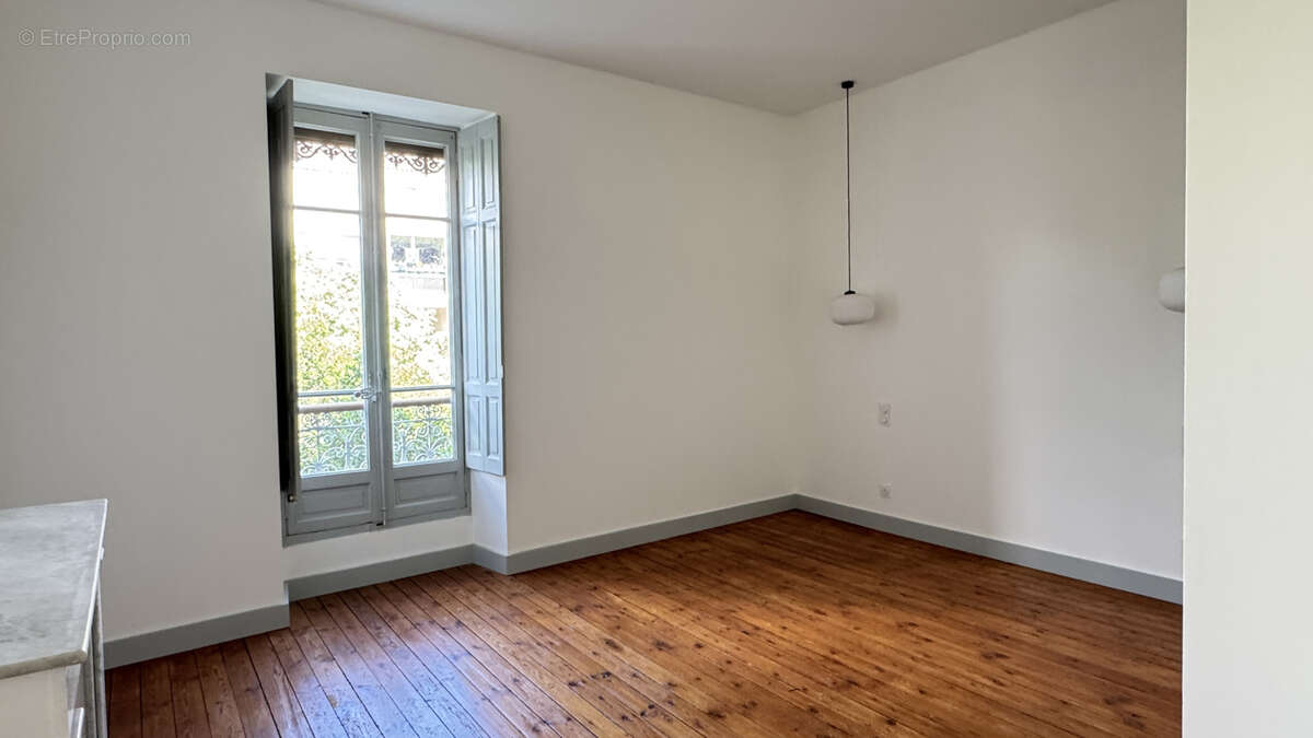 Nîmes - Quartier Carnot : Superbe appartement P4 entièrement rénové dans un immeuble bourgeois - photo 4