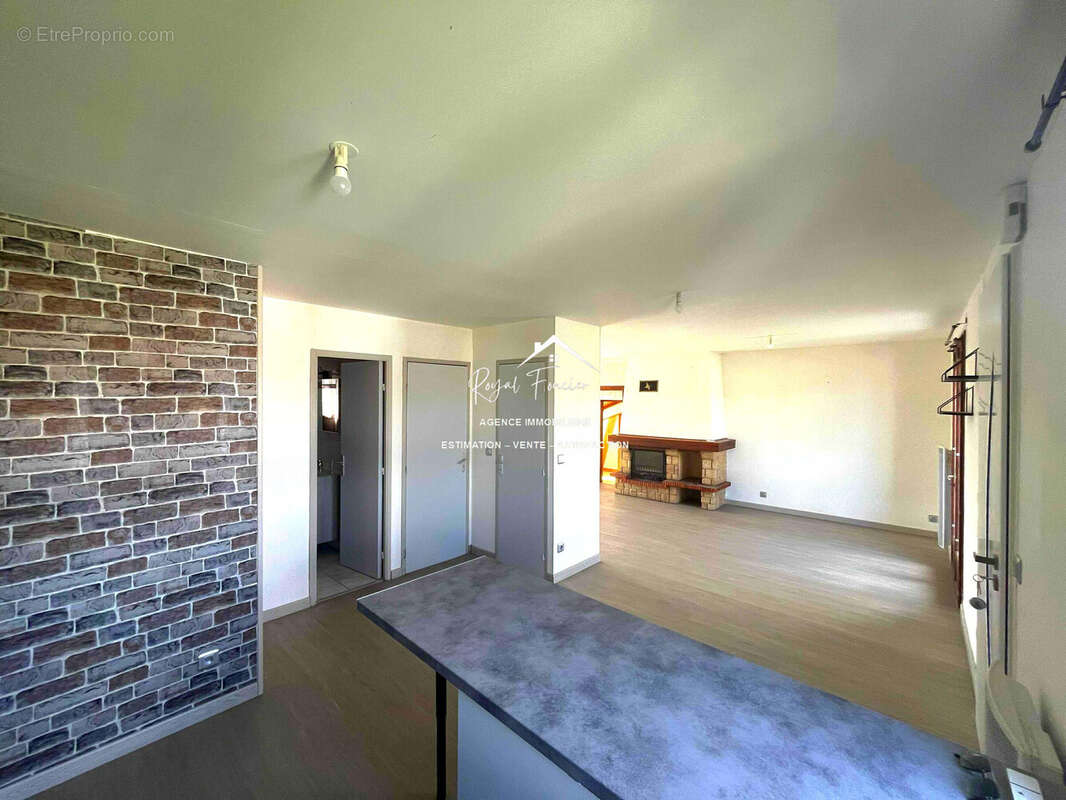 Cuisine ouvert sur séjour - Maison à INGRANDES