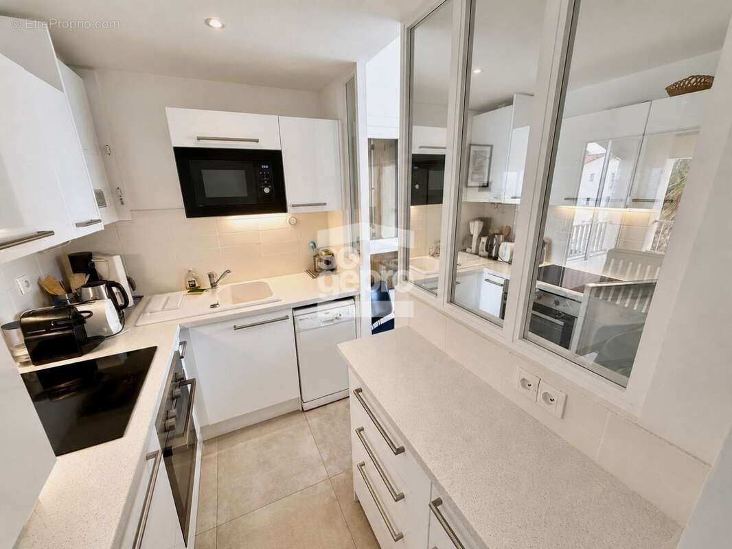 Réf : 2300 - Vente Bel Appartement 3 Pièces avec très belle vue sur le Port du Cap d'Agde ! - photo 4
