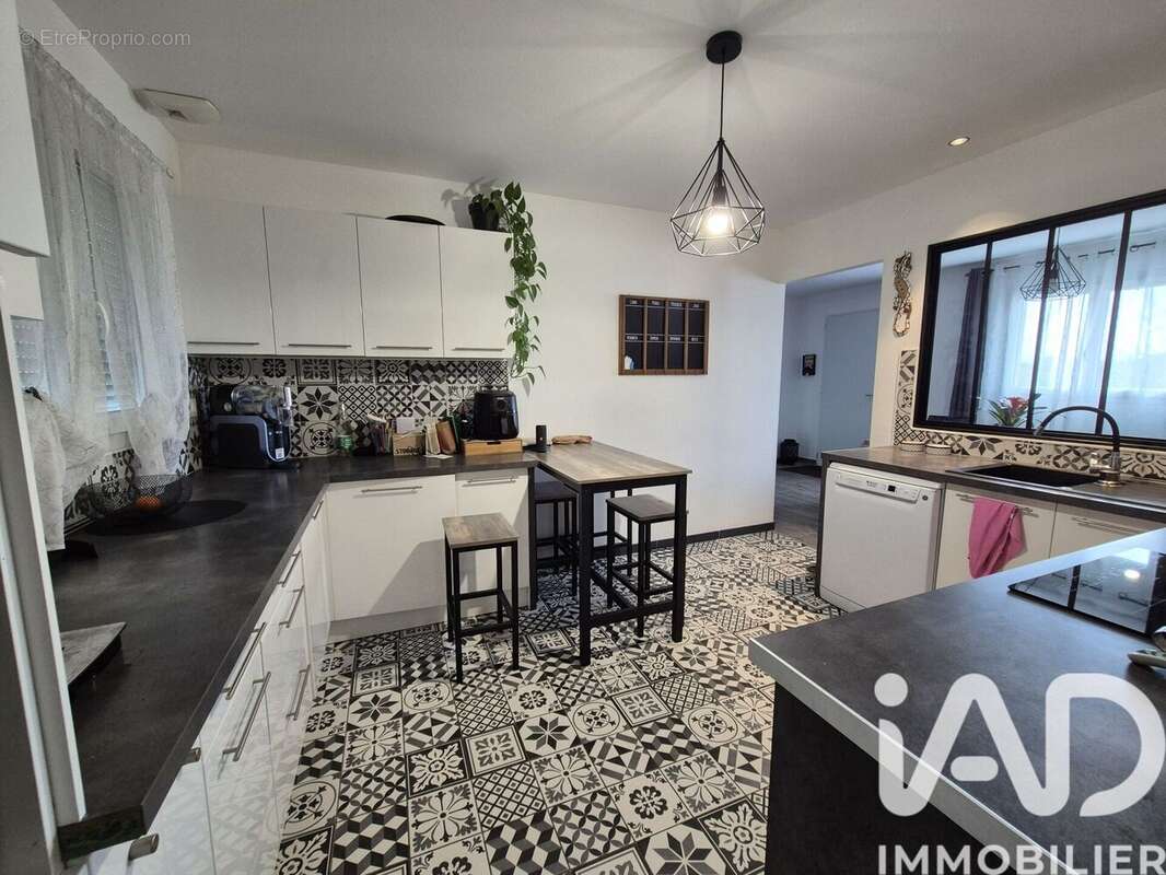 Maison 108 m² à Saint-Eugene  - photo 2