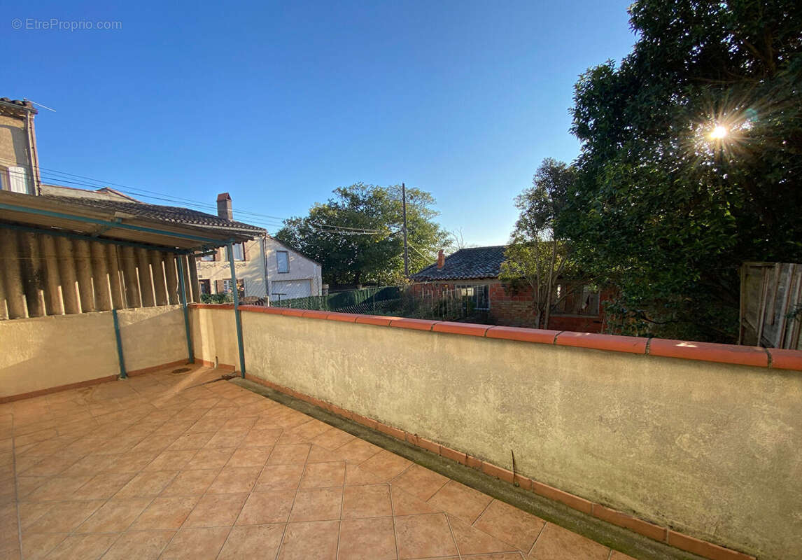 Maison avec terrasse et garage moto - photo 4