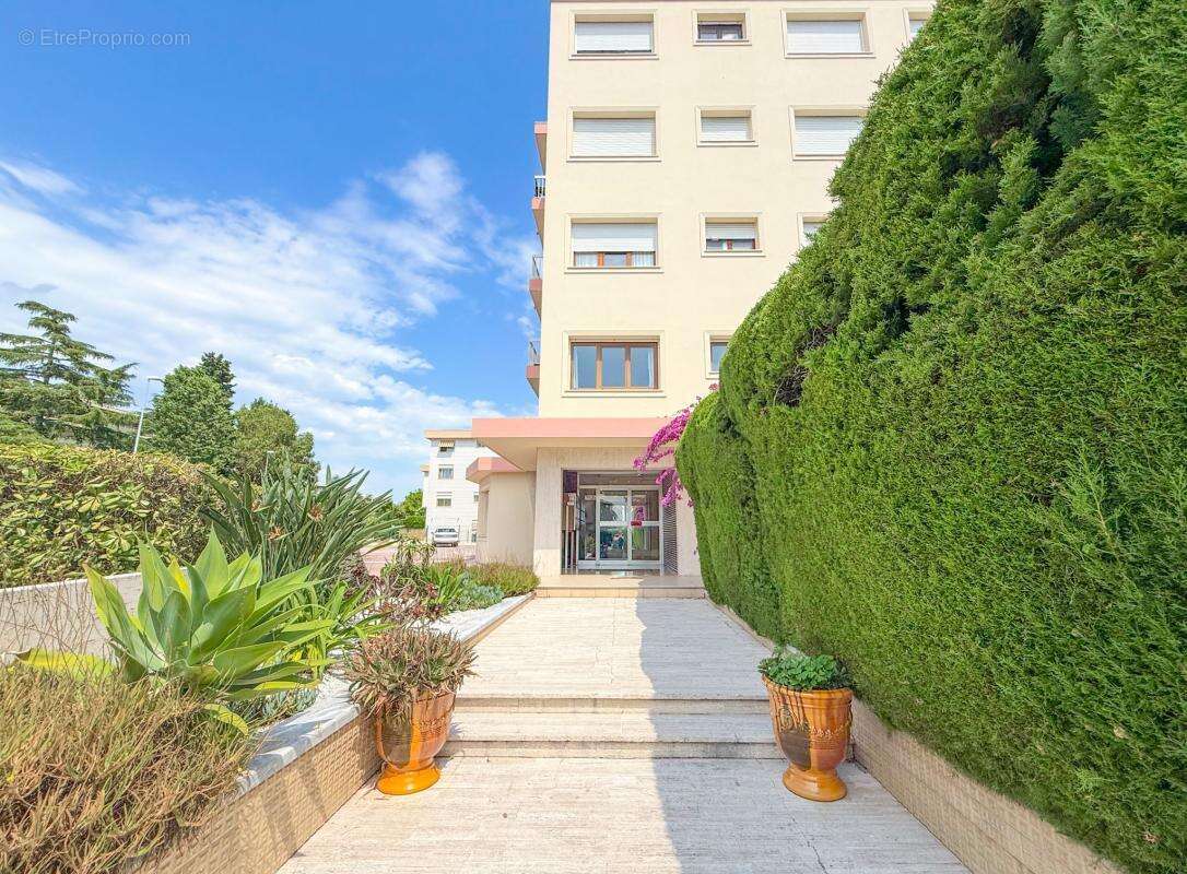 Appartement à SAINT-LAURENT-DU-VAR