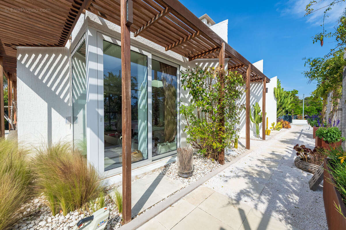 Rare, villa atypique contemporaine, piscine et tennis, à St Raphael Valescure - photo 4