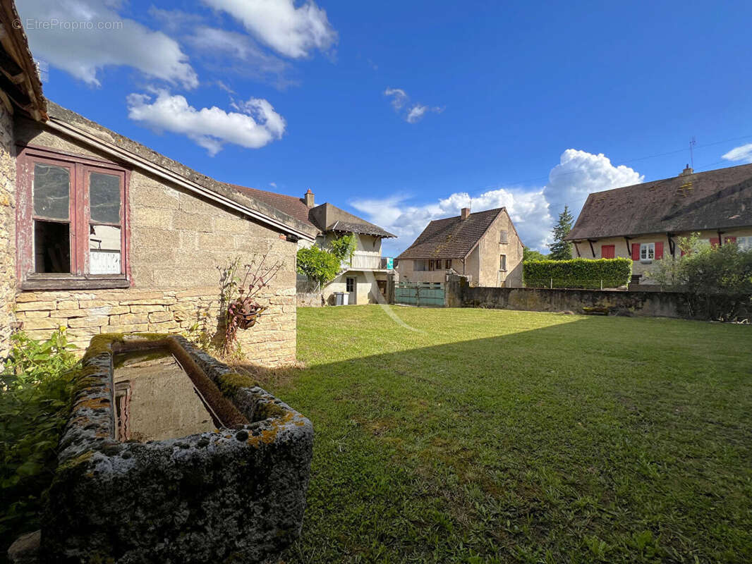 A vendre, proche de Saint Gengoux le National -  Ancienne ferme a rénover avec nombreuses dépendances et terrain constructible - photo 4