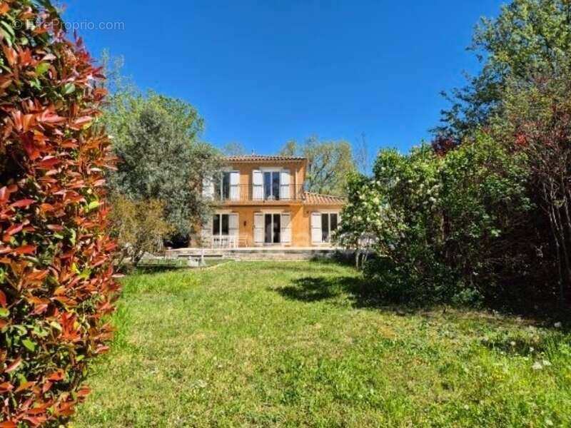 Maison à SAINT-CHAPTES