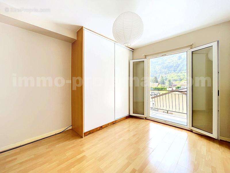 Appartement_Saint_Jeoire__grand_espace_proche_ecole_genève_frontière_suisse_ceva_bus_commerces_lumineux_calme_Balcon_extérieur_séjour_salon_cuisine_chambre_1_2_salle_de_bains_