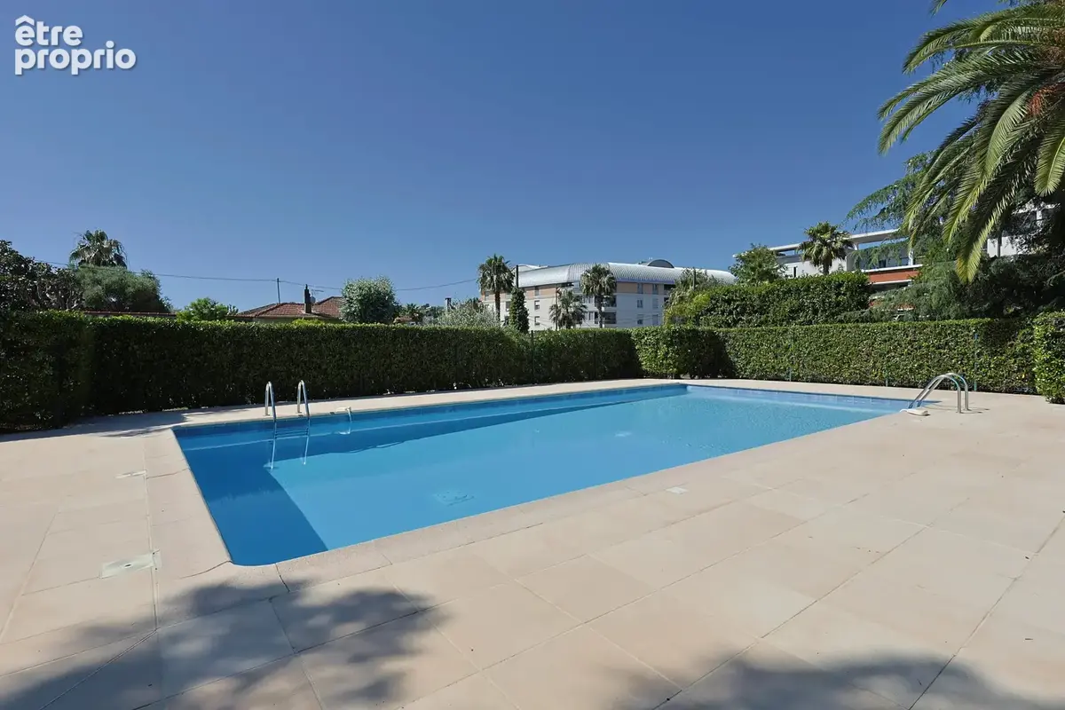 Antibes – Avenue Jules Grec – Dernier étage avec vue mer + parking - photo 11