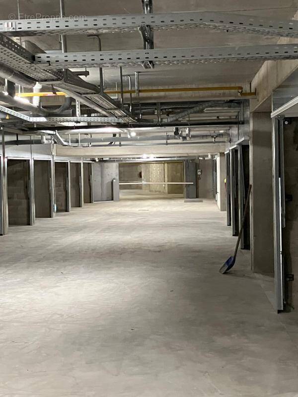 Parking à SAINT-PRIEST