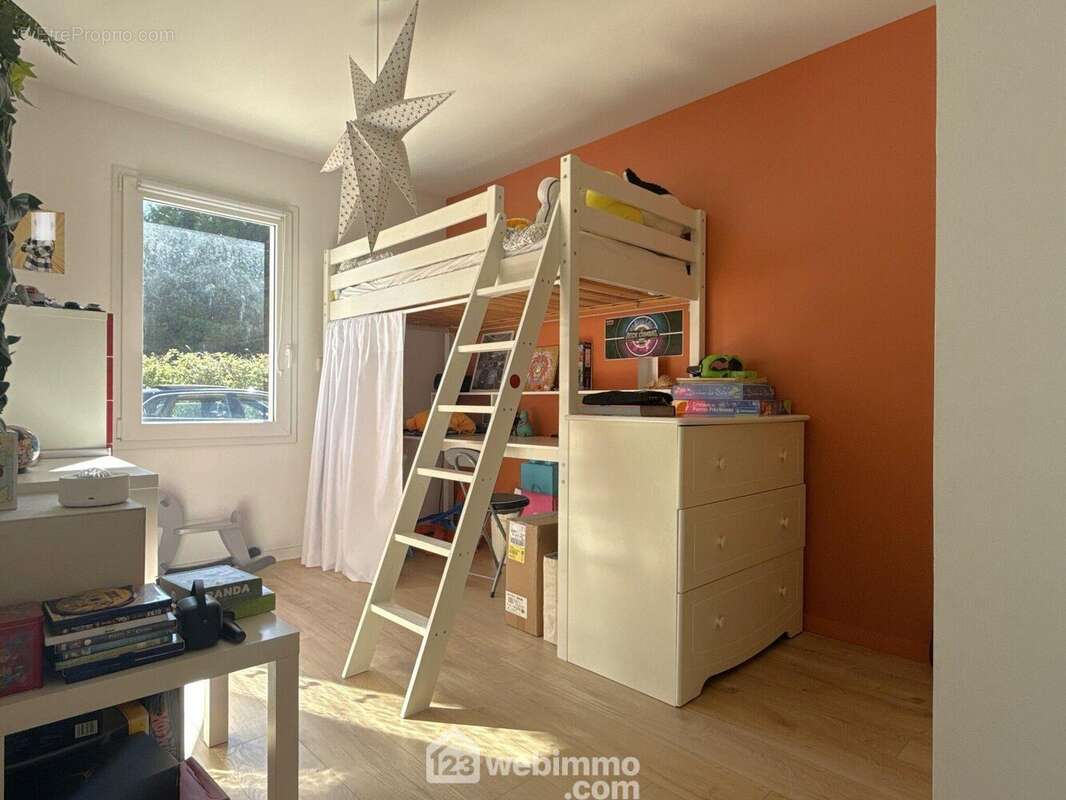 2 chambres (11 m2), - Maison à BIARD