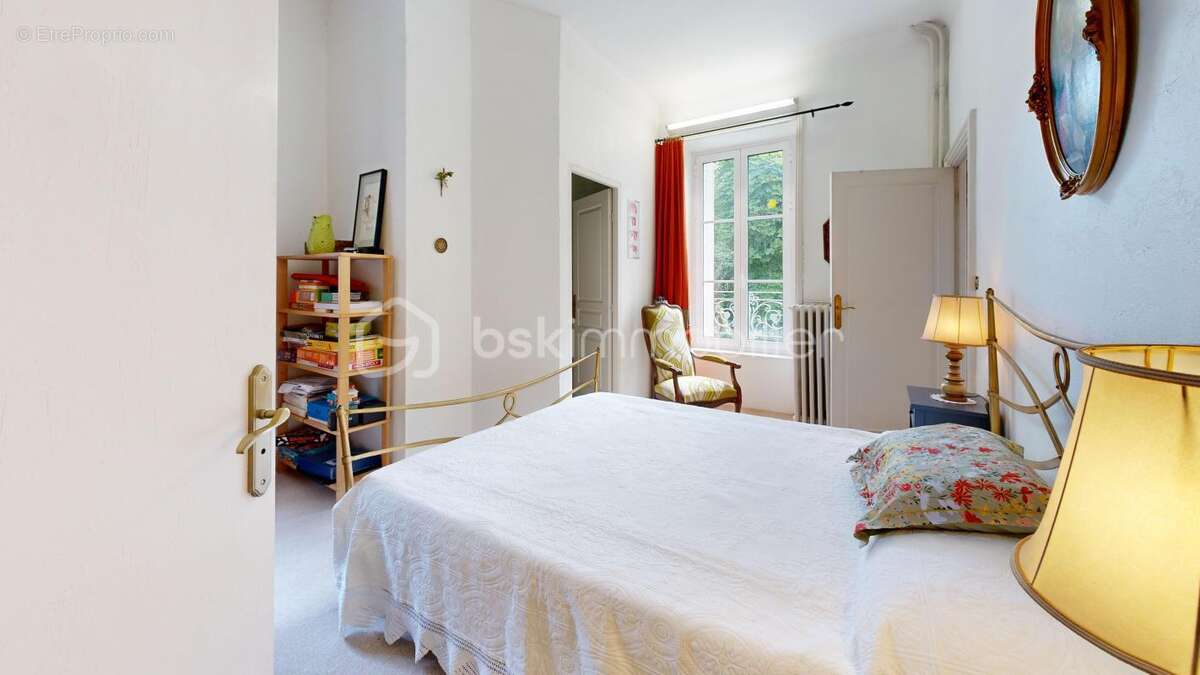 Une maison de caractère avec piscine intérieur au cœur d’un environnement paisible - photo 19