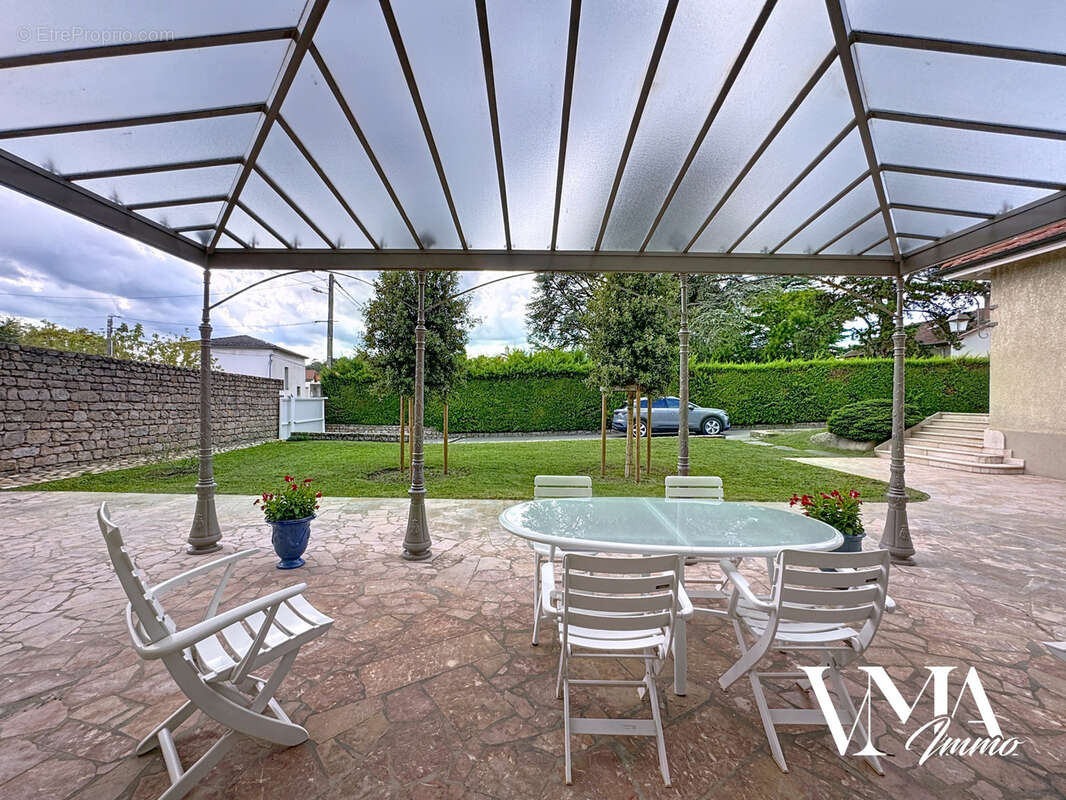 Maison à SAINT-GENIS-LAVAL