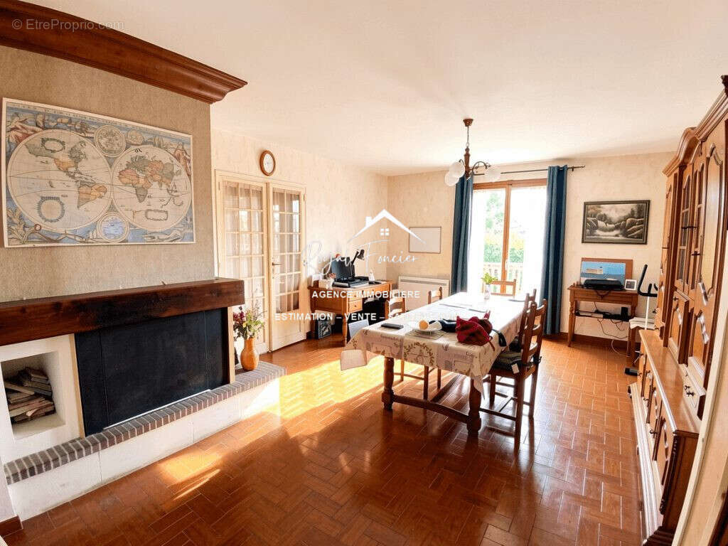 Séjour avec cheminée - Maison à DANGE-SAINT-ROMAIN