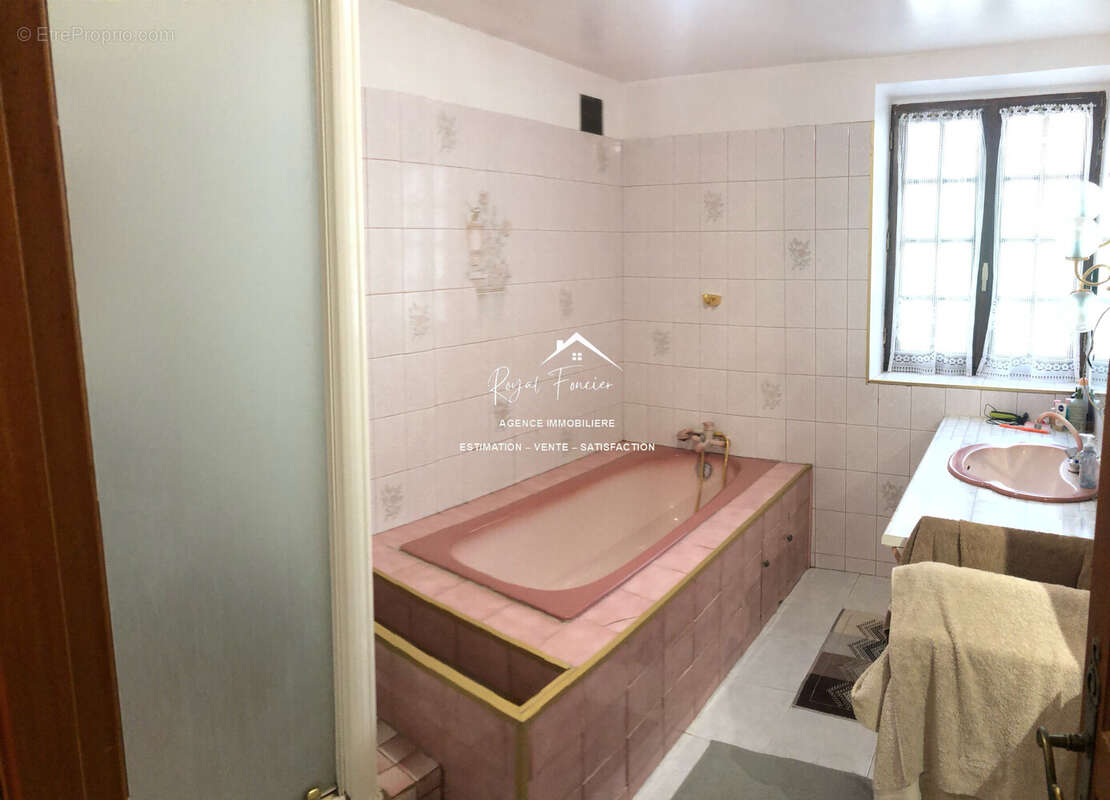 Salle de bain  - Maison à CHARNIZAY