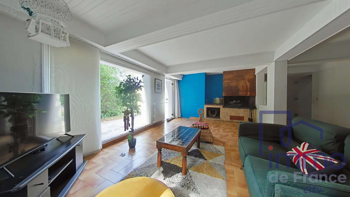 Maison 216 m² à Saint-Priest-En-Jarez  - photo 8