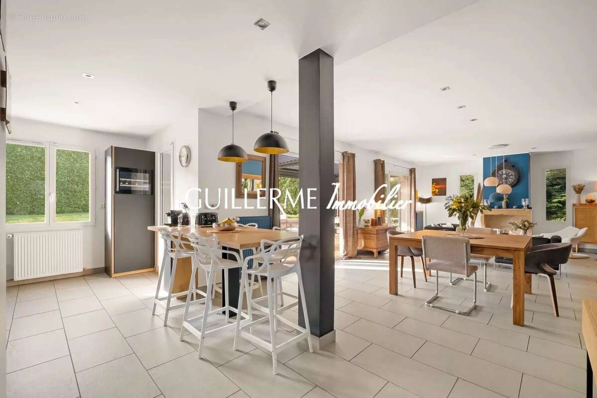 Maison à LA TOUR-DE-SALVAGNY