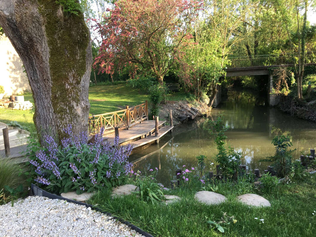 Ponton privé - Maison à SAINT-HILAIRE-LA-PALUD