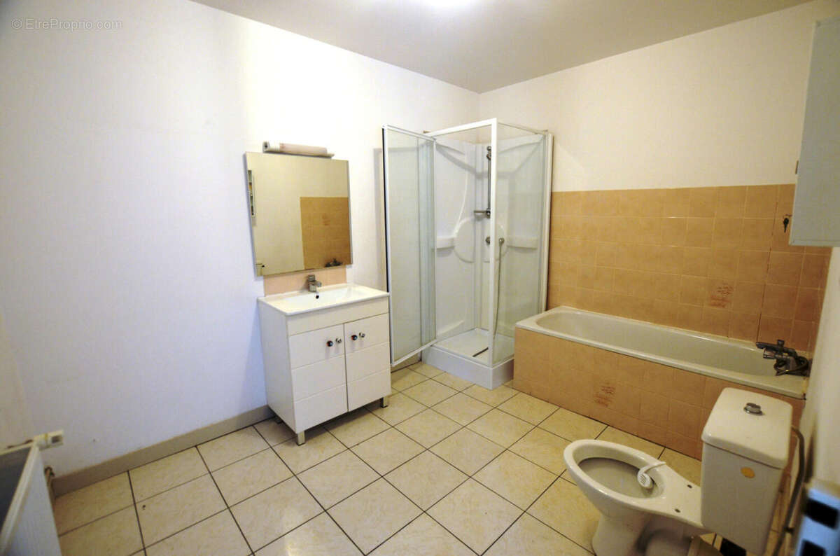 11- Salle de bains - Bathroom 1