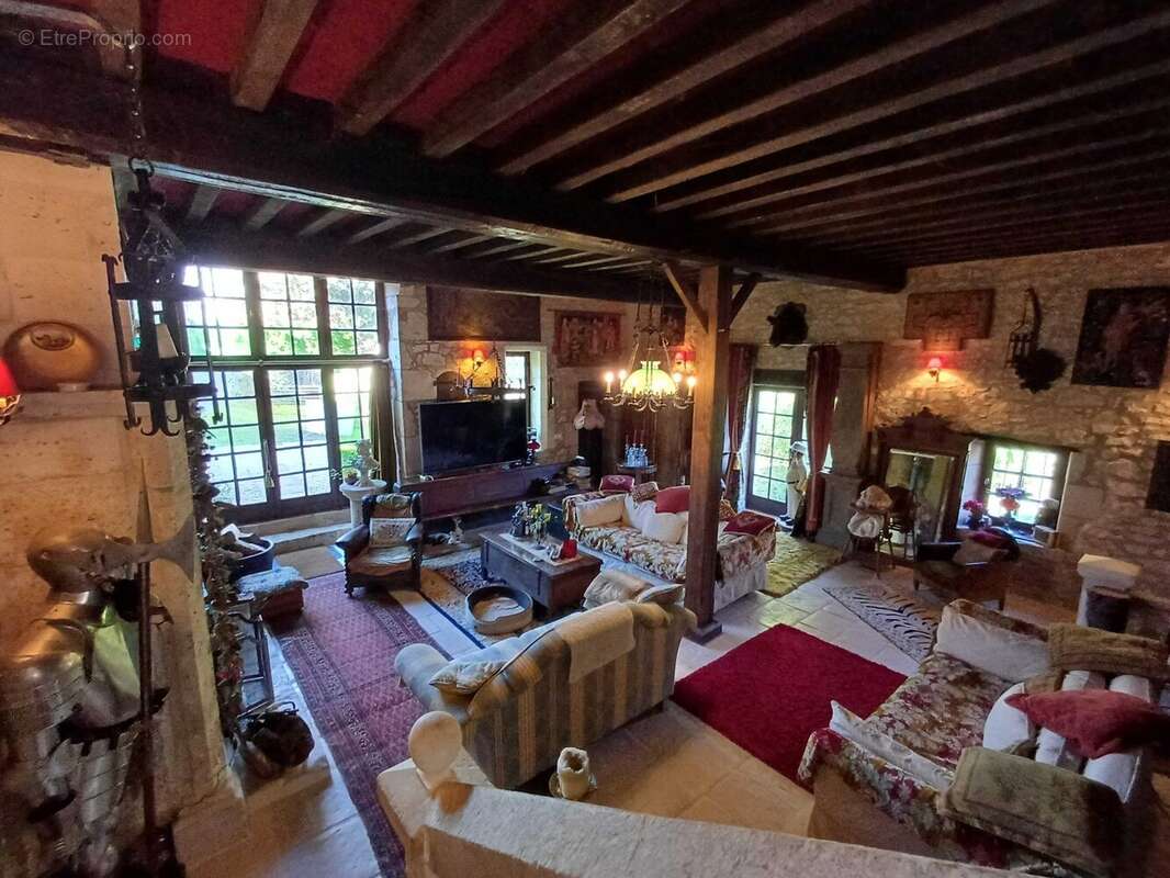 Maison 245 m² à Chasseneuil-Sur-Bonnieure  - photo 4